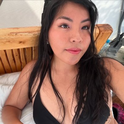 Chica feliz con alma viajera ✈️🌍 Siempre con una sonrisa y lista para la próxima aventura. La vida es mejor cuando se explora 💫
