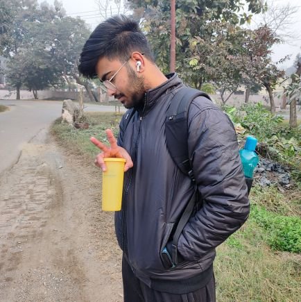 Shourya_gupta13's profile picture. your neighborhood tech nerd 😎