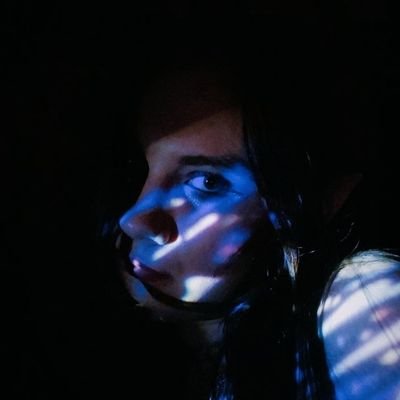 🗡️играю на басу, сочиняю песни, фанючу TØP, обожаю делать фото, хочу снова рисовать; Просто надо стать лучшей версией себя и дожить до нового альбома!!! 🏳️⚧️
