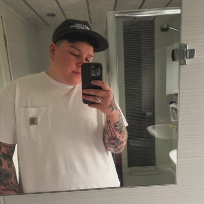 xkarlourex's profile picture. life is hard, be harder