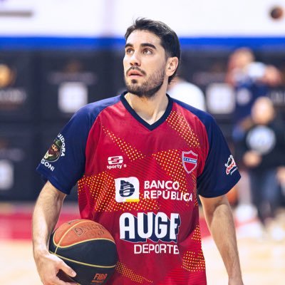 Jugador de Basquetbol profesional. Licenciado en Nutrición.