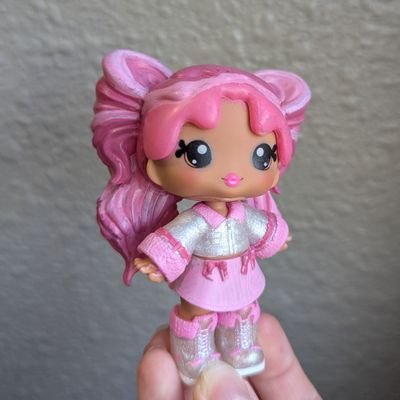 kate 🌸 LGBTQIA+ 🌸 dolltwt • Calico Critters • stuffed animals • miniatures • I'm new to doll customizing and having a great time!