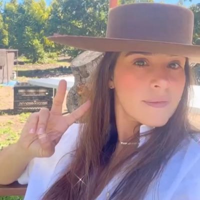 Soy locamente feliz, tengo 4 hijos, amo mi país, las tradiciones y el campo🇨🇱, ahh y voto rechazó ♥️.😉