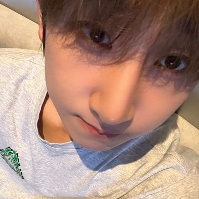 sehyunki's profile picture. holding hands with heeseung