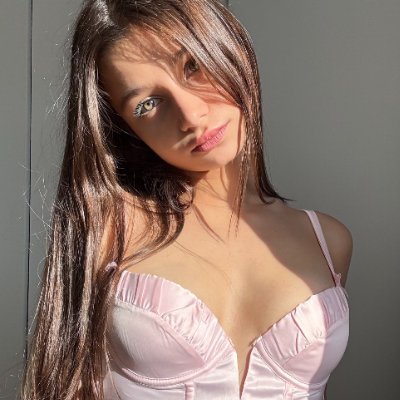 🧁 Sugar, spice, and aesthetic vibes
💖 Living soft, loving hard
👇 Come play in my world on the link below