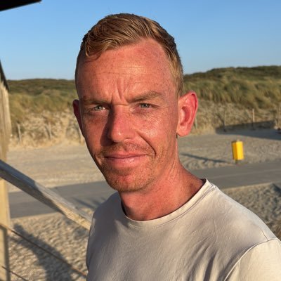 Man en Vader!! redeneert vanuit logica, nuances, hoor en wederhoor. Politiek en maatschappelijk geïnteresseerd.