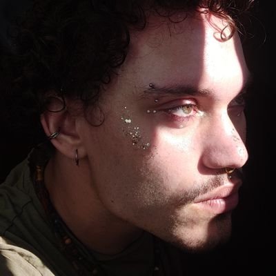 Eliosh__'s profile picture. le fou du vert c moi :)
Survivor fan 💅