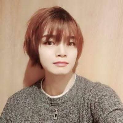 岡山県出身。
小説家、詩人。
モード所属。
「愛の起源を説いて」
「修羅雪城のふたり」
「太陽を抱きしめたい」
「たゝらの城」
「スクラップ・アンド・ビューティ」
エッセイ「二枚貝の感傷的な眼差し」など
(専)日本文学、英文学
2025「夜が明ける前に、おやすみ」発売📖
2026「北千住物語」発売予定