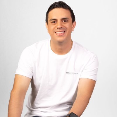 Ph.D. en Innovación| Profesional y Magister en área Ciencias Sociales PUJ|Magister en Marketing Digital