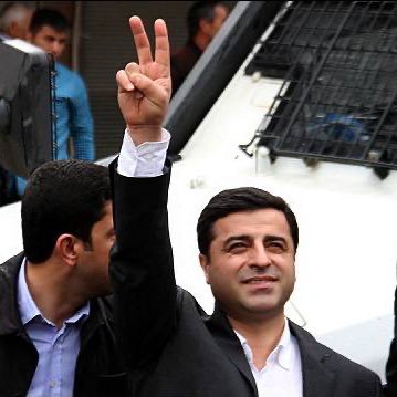 Güneşe saygıdandır çiçeğin boyun eğmesi, Bütün aşklardan yücedir insanın insana sevgisi.