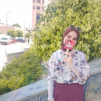 اغفر لأبيها وارحمه💙..
نلهث وراء الدنيا والله لن نبقى ولن تبقى..