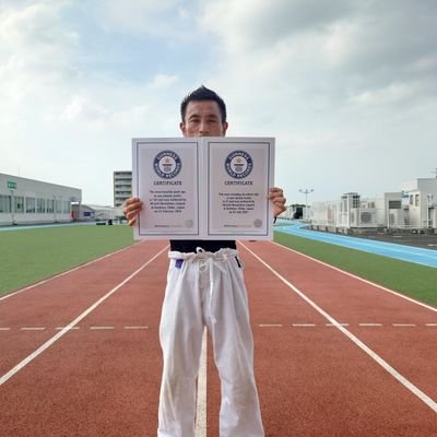 ギネス記録に向けてトレーニング中。
2025.7.23腹筋ローラー1分間チャレンジ
37回ギネス認定!
2024.3.14拳立て伏せ1分間チャレンジ
135回ギネス認定!(現在更新されて再挑戦中!)
バス釣り大好き。🚤🎣
15年間キックボクシングをやってました。
動物好き🐺甘い物好き🍩ZARD好き🎶