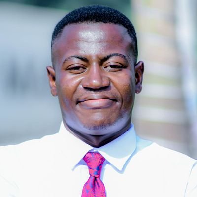Hodrin Tegbesa est licencié en droit de l'Université Protestante au Congo.