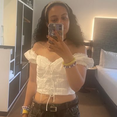 26. Dream Glow Enthusiast. Lore Librarian. She/ Her 💛