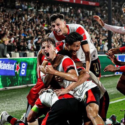 Voetbalfan met voorkeur voor Feyenoord. Vak Z. Tweet over voetbal