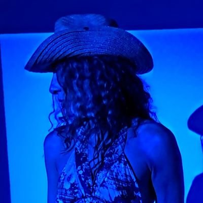 Feminista, progresista...Me gustan los libros, los museos, las series y la radio. Quiero un siglo XXI más abierto, más igualitario, menos opresivo y agresivo.