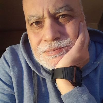 Cristiano, leguleyo, vallenarino, lector, melómano, pseudoguitarrista, presunto runner, carnívoro, ex piscolero, chuncho, intolerante con la intolerancia.