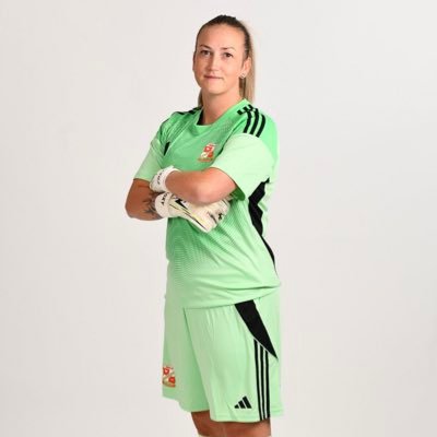 Goalkeeper for Swindon Town WFC🧤⚽️ General Manager for David Lloyd Clubs Reading 💼💪🏼