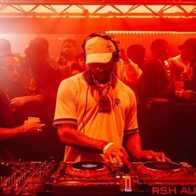 nyoroshah's profile picture. Titty Connoisseur.

Retweets ≠ Endorsements