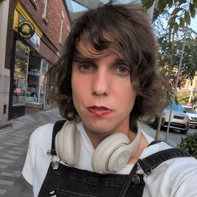 Je suis une petite sissy looser cuckold soumise qui mérite d'être humiliée sauvagement.