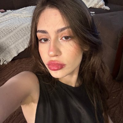 Emily — brunette bombshell with soft lips and expensive taste 💋 Craving a daddy who spoils and stretches... DM me, my spicy page is waiting 😈