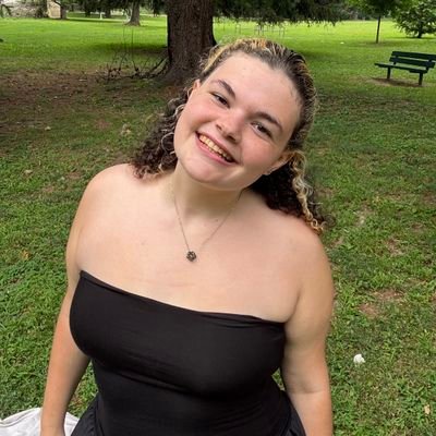 zoetv13_'s profile picture. take the moment and taste it | probably at a concert