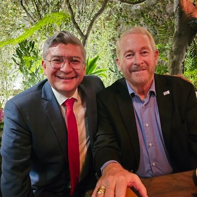 Ser para Servir porque quien no vive para servir no sirve para vivir. Coordinador General de Movimiento Viva México. Pro Vida y de Derecha.