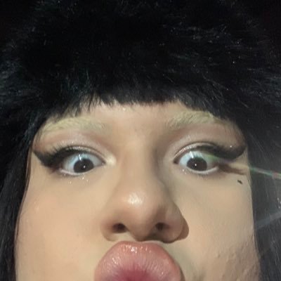 DJ, ÍCONE QUEER, EMPRESÁRIA, DESIGNER, GORDA, PERIFÉRICA, FASHIONISTA, EMPODERADA, AUTÊNTICA, ADVOGADA, GOSTOSA, ALEATÓRIA, COMPOSITORA, E COMENTARISTA SEM CLT