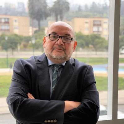 Abogado. Magister en Derecho Penal, casado, exfiscal y militante del PDG.