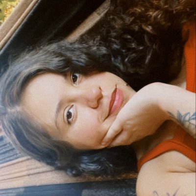 a vida pode te deixar em pedaços, mas o amor te deixará inteiro.