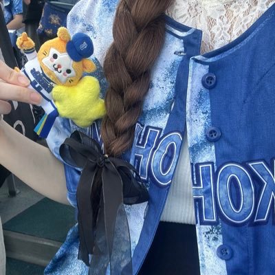 横浜DeNAベイスターズ新規ファンです🔰 (観戦は今シーズンから🙏)試合の時つぶやき.いいね多め💭楽しく応援したいですᕷ日常もつぶやきます!DM❌現地挨拶は女の子か仲良くなった人だけ⭐️!ベイ垢フォロバ100%です!現地6勝5敗1引き分け。
