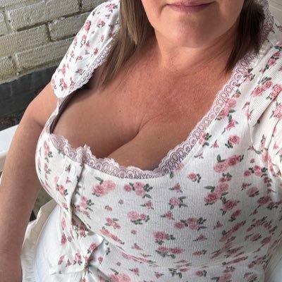 love to be naughty and have fun bi and horny love to explore bbc 😈