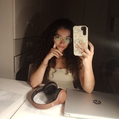 ~~Aviso: Soy emocionalmente inestable | 💭Me dedico a contar mi vida | 🌈☕🌷| Estudiante de física☢️