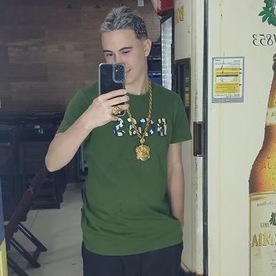 Eu perguntei a Deus: Porque está me levando as águas profundas? Ele respondeu: Porque teus inimigos não sabem nadar. 🙏🏻💪🏻