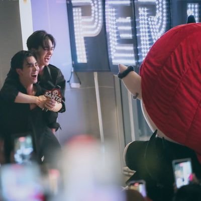 Me & My twins @Yuri1Vivian love PerthSanta 🖤🤍
#PerthSanta #เพิร์ธแซนต้า