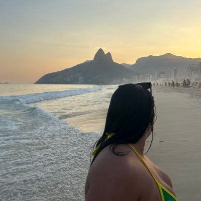 Quem fere por amor mostra lealdade, mas o inimigo multiplica beijos.