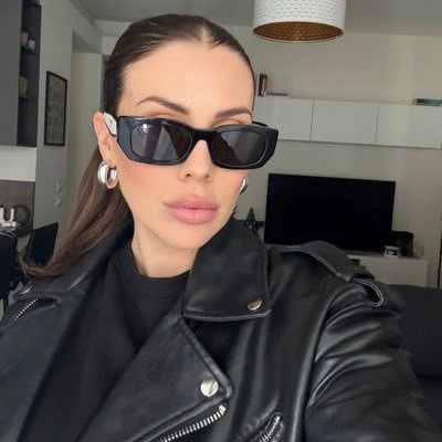 Christin | Mutter | Unternehmerin. Stolze Vertreterin der Illuminati-Familie. Heil dem Licht.