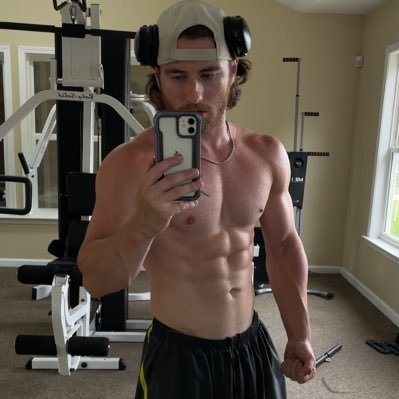 cshelp_fitness's profile picture. Helping men build muscle and confidence with no BS fitness advice