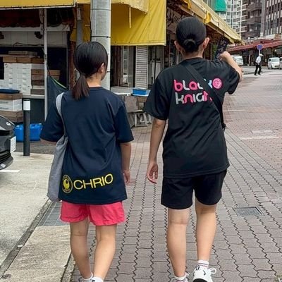 (中3)バドミントン大好き✨
(中1)(小5)バドを、辞め長男・まさかのハンドボ−ル。次女は、陸上一本に😅(小1)次男は、何しよ〜かな🎶迷走中。格闘技大好き旦那の6人家族です。素人ですが、一生懸命、応援等、頑張っています…がたまに心おれています💦