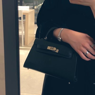 r_oohiii's profile picture. anonymous for everyone