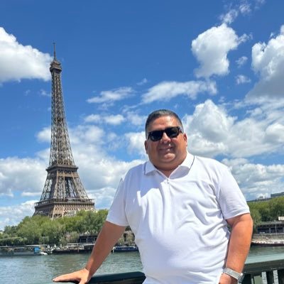 periodista barranquillero, trabajo en el canal RCN TV, papá de Sofía, Josué y Sara, diomedista y un incansable contador de historias.