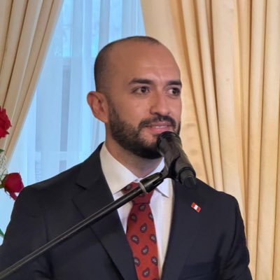 hector_hrp's profile picture. Diplomático y abogado peruano.