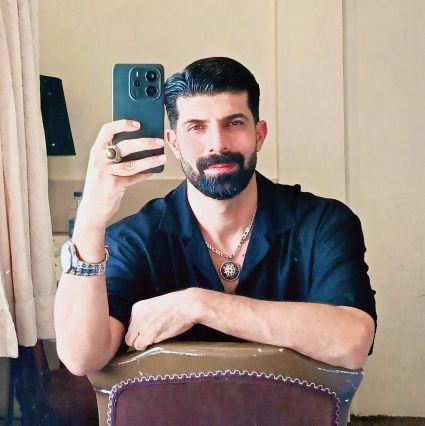 چل سال بیش رفت ک من لاف میزنم وز چاکران پیرمغان کمترین منم .