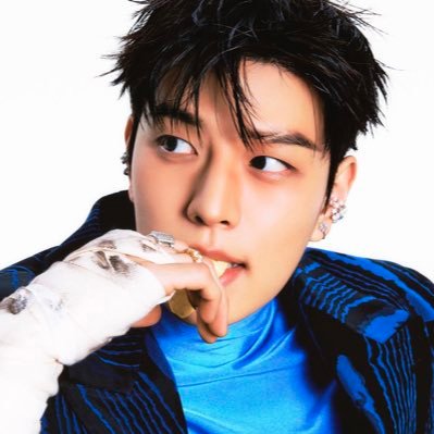 anaaverse7's profile picture. vixe é a tal da ana cossoro que goxta de k pop assiste F1 botafoguense y ama berinjelah 🏳️‍🌈