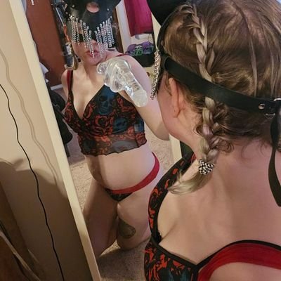 Hi, I'm Jessica! Just a spooky milf that wants to have fun! I only answer tipped DMs 😘