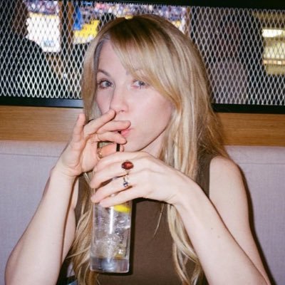 joanbaezfangirl's profile picture. there is yuri everywhere for those with eyes to see @kimrichardsecig