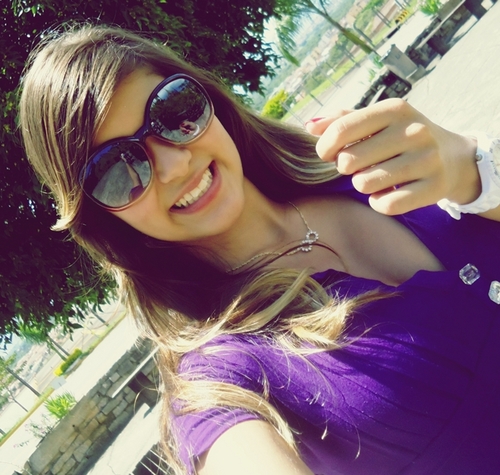 eu sou o tipo que ler mil vezes a mesma mensagem só pra ter o gosto de sorrir novamente (: