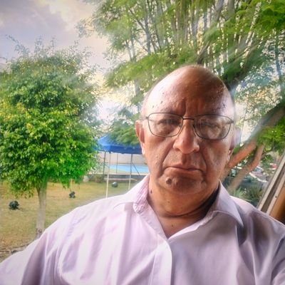Amigable, economista UAMX y CIDE, gusta de la literatura y la filosofía, es ovolacto vegetariano y considera que el aprendizaje es lo importante.