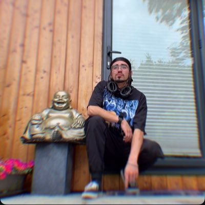 Transylvanian rapper based in Manchester. Multilingual flows, raw storytelling, genre-bending sound. #OT #otswurld mngmnt - otswurld@gmail.com