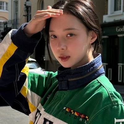 FrostyLu9's profile picture. Kim Minjeong collector;